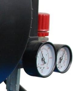 2 Manometer zum Ablesen des Kessel- und Arbeitsdrucks 2 Druckluft-Manometer für den Kessel- und Arbeitsdruck.